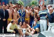 daninesta73's tweet photo. Efemérides.
5 Junio 1999.
Primer equipo no catalán en ganar la liga nacional de waterpolo tras 87 años.
#waterpolo @realcanoe https://t.co/U5dyxezdqo