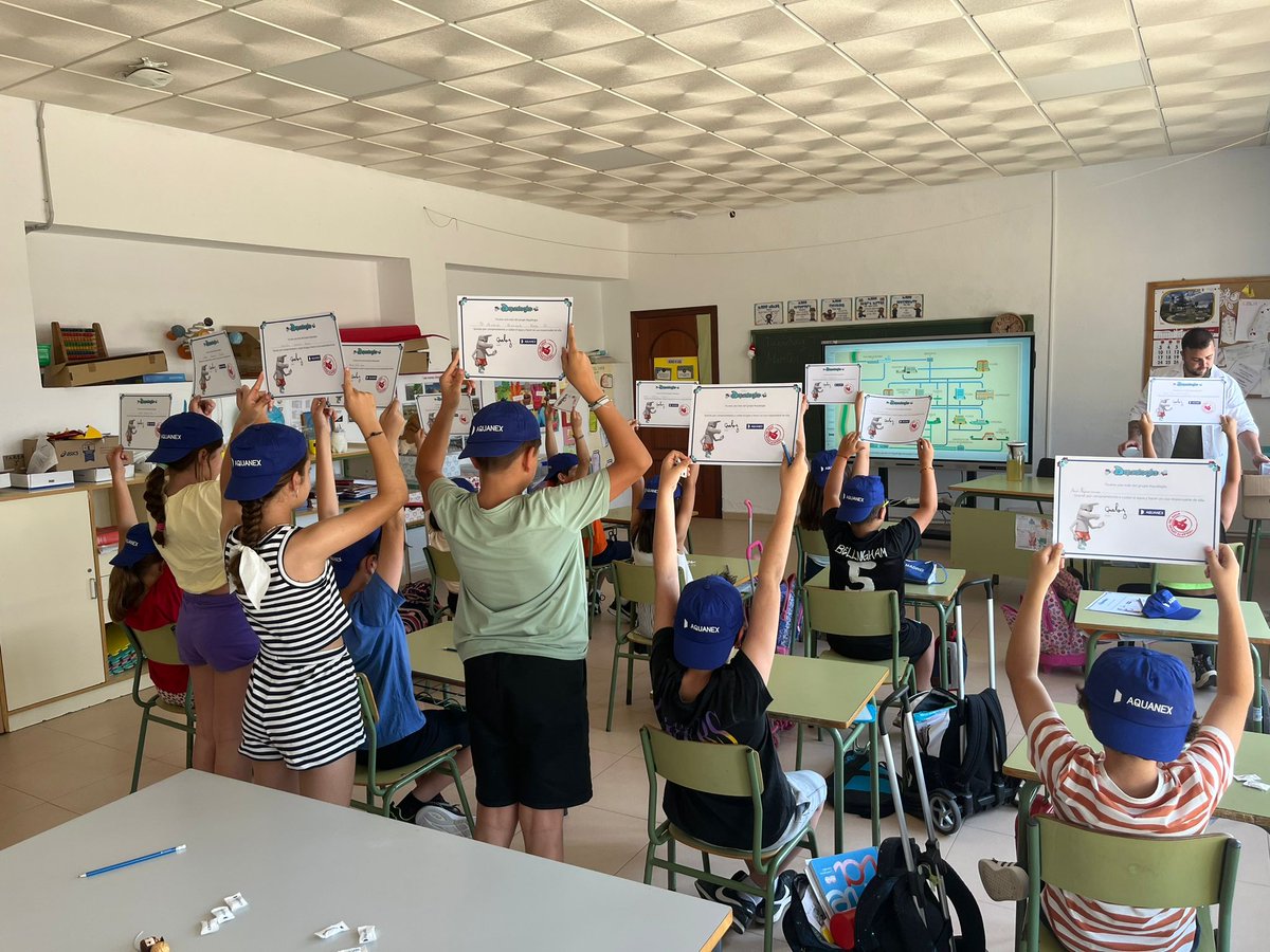 ¡Vivares, Pizarro y Campolugar y sus Guardianes del Agua!
Los talleres de #Aqualogía 💧de #AQUANEX han servido para que los más pequeños conozcan el ciclo del #agua y, a través de juegos y experimentos, aprendan a hacer un uso eficiente del recurso y a cuidar del #medioambiente