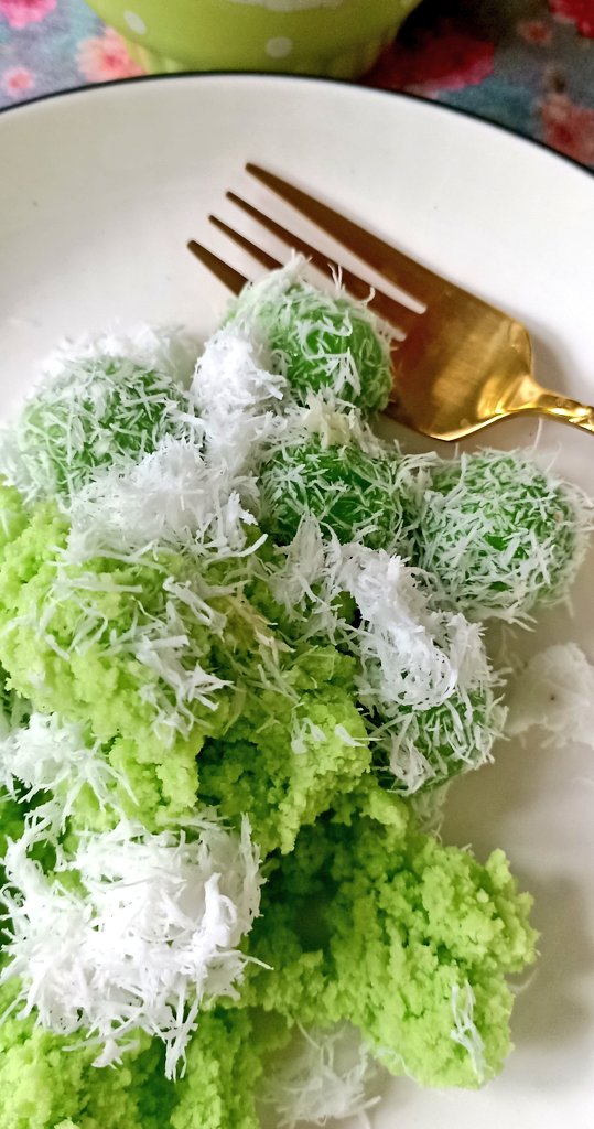 Nemu jajan pasar jualnya sore, mana ayu bgt lagi ijonya. Ya udah yuk jangan lupa bismillah. Jare diet tapi njajaaan ae 😖☺😋