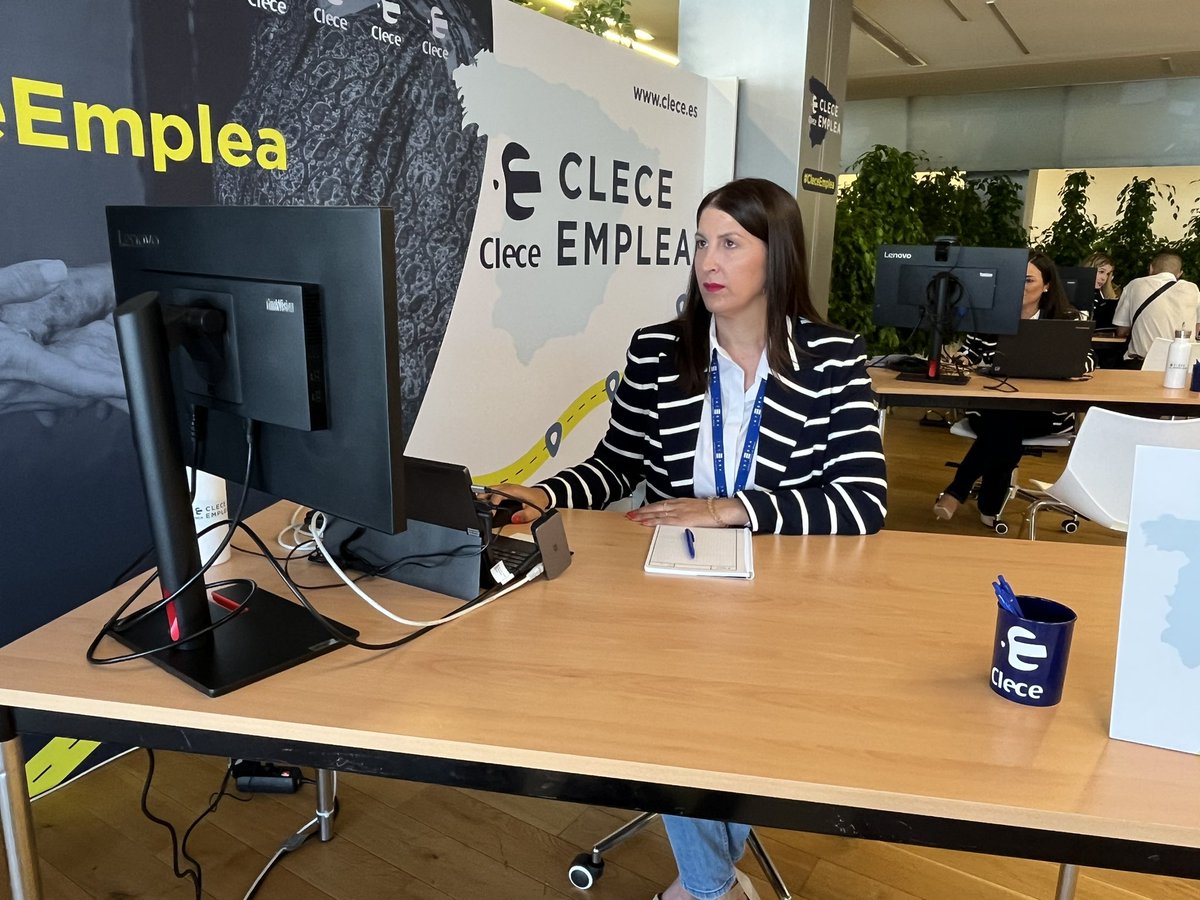 Integracee's tweet photo. Carolina, nuestra técnica de Selección que está hoy en #CleceEmplea ofreciendo #OportunidadesLaborales para trabajar con nosotros en #Sevilla y alrededores, pero también lo estamos haciendo a nivel nacional de forma virtual. #IntegraCEE @Clece_ https://t.co/nJTyGfGFqW