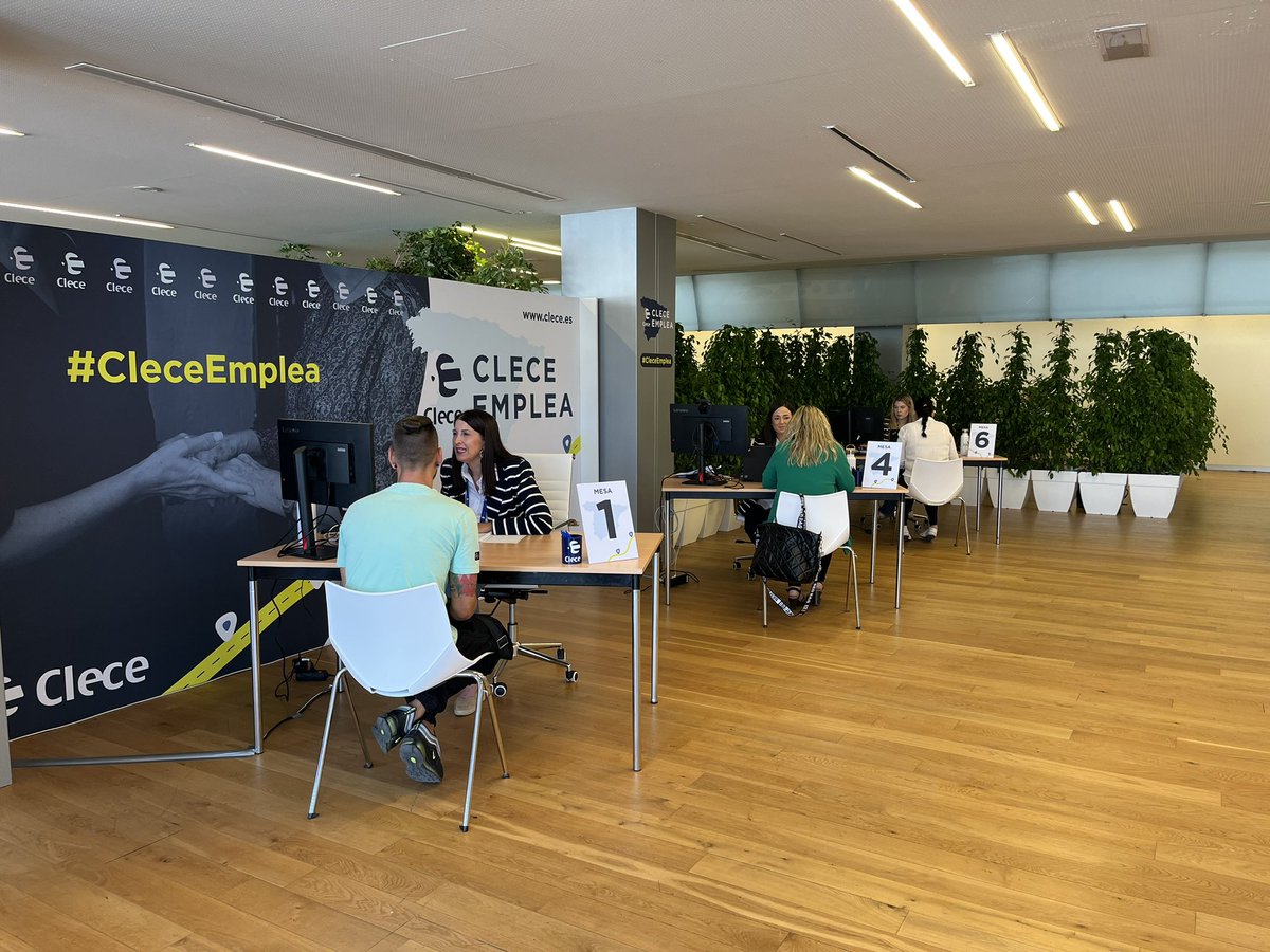 Integracee's tweet photo. Carolina, nuestra técnica de Selección que está hoy en #CleceEmplea ofreciendo #OportunidadesLaborales para trabajar con nosotros en #Sevilla y alrededores, pero también lo estamos haciendo a nivel nacional de forma virtual. #IntegraCEE @Clece_ https://t.co/nJTyGfGFqW