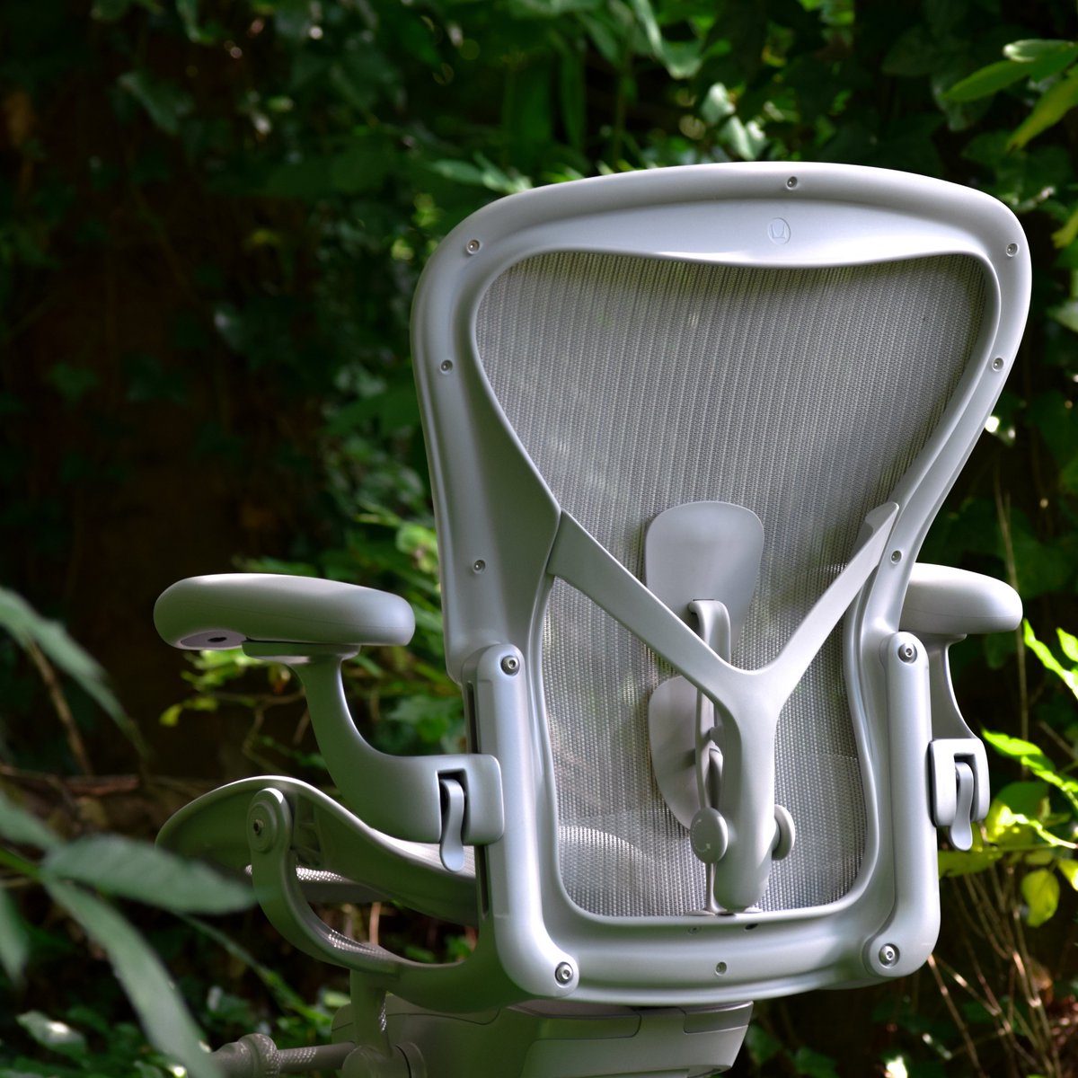 Complete versatility, uniquely designed, and an ergonomic icon. <a href="/HermanMiller/">Herman Miller</a>'s Aeron chair boasts long-lasting comfort and freeing support, allowing you to sit happier and healthier wherever you work. link here: wellworking.co.uk/chairs/office-…

<a href="/millerknoll/">millerknoll</a> #hermanmiller #millerknoll