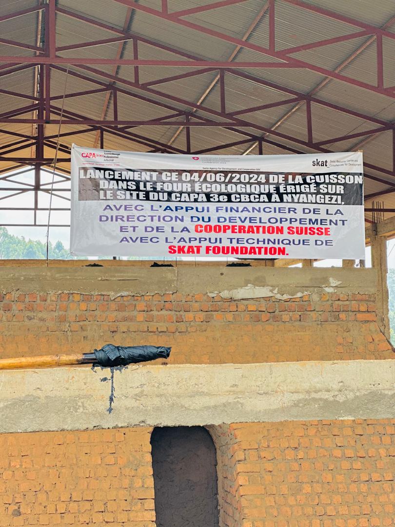 PROECCOSudKivu's tweet photo. Ce mardi, le Centre d'apprentissage professionnel et artisanal (CAPA) a mis en service son four à 🧱moderne à Nyangezi. La briqueterie du centre CAPA créera 150 emplois directs et environ 5.000 emplois indirects dans la chaîne de construction. https://t.co/o8ecZc6zxQ
