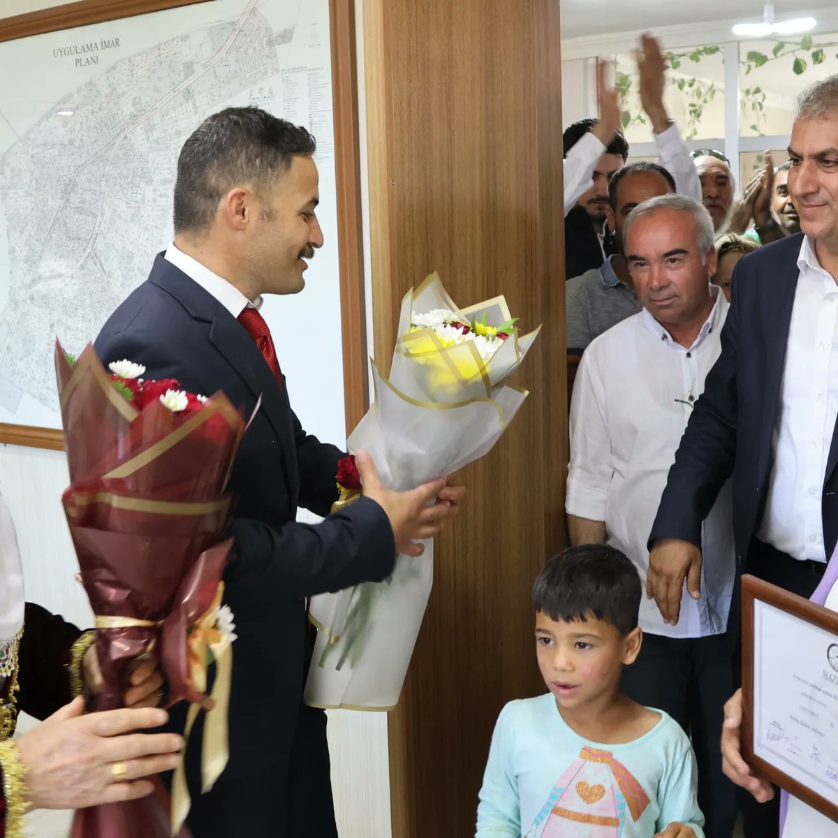 Hilvan Belediyesi'nde 45 yıl sonra eşbaşkanlık: Hakkari’ye armağan ediyoruz 
 
2 Haziran'da yenilenen seçimlerde fark atarak kazanan DEM Partili Hilvan belediye eşbaşkanları Garip Yeşil ile Serhan Paydaş, binlerce kişi ile birlikte mazbatasını aldi