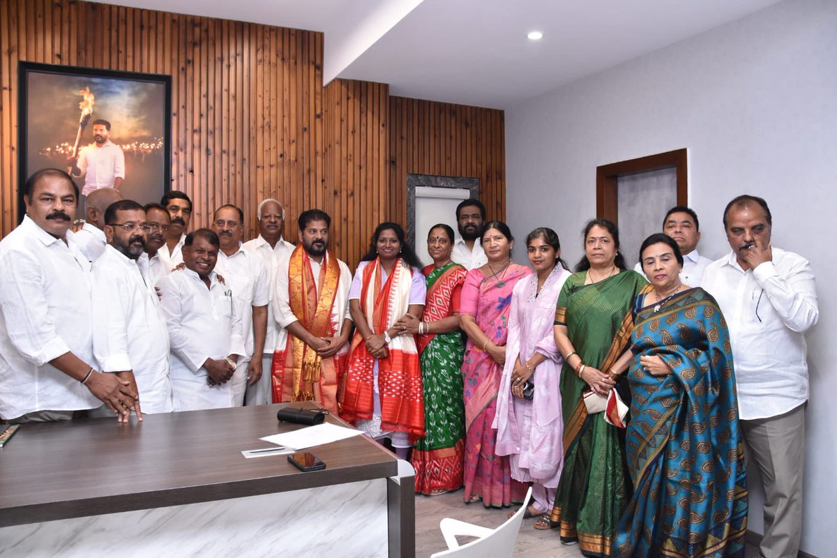 revanth_anumula's tweet photo. వరంగల్, భువనగిరి లోక్ సభ స్థానాల నుండి గెలుపొందిన శ్రీమతి కడియం కావ్య, శ్రీ చామల కిరణ్ కుమారెడ్డి ఈ రోజు మర్యాదపూర్వకంగా కలిశారు. 

వారికి, వారి గెలుపు కోసం పని చేసిన పార్టీ శ్రేణులు, నాయకులకు నా అభినందనలు.

#loksabhaelectionResults2024
@KadiyamKavya @kiran_chamala https://t.co/hX4H5IsFs0