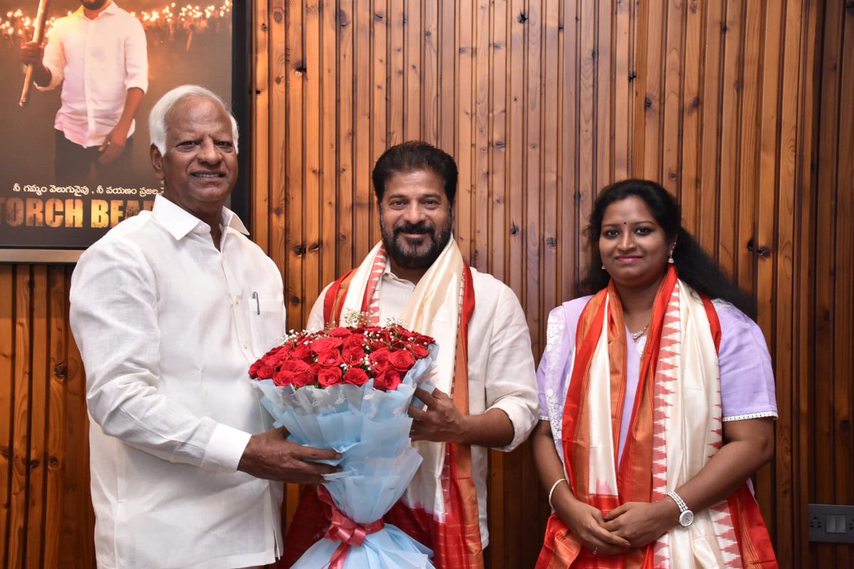 revanth_anumula's tweet photo. వరంగల్, భువనగిరి లోక్ సభ స్థానాల నుండి గెలుపొందిన శ్రీమతి కడియం కావ్య, శ్రీ చామల కిరణ్ కుమారెడ్డి ఈ రోజు మర్యాదపూర్వకంగా కలిశారు. 

వారికి, వారి గెలుపు కోసం పని చేసిన పార్టీ శ్రేణులు, నాయకులకు నా అభినందనలు.

#loksabhaelectionResults2024
@KadiyamKavya @kiran_chamala https://t.co/hX4H5IsFs0