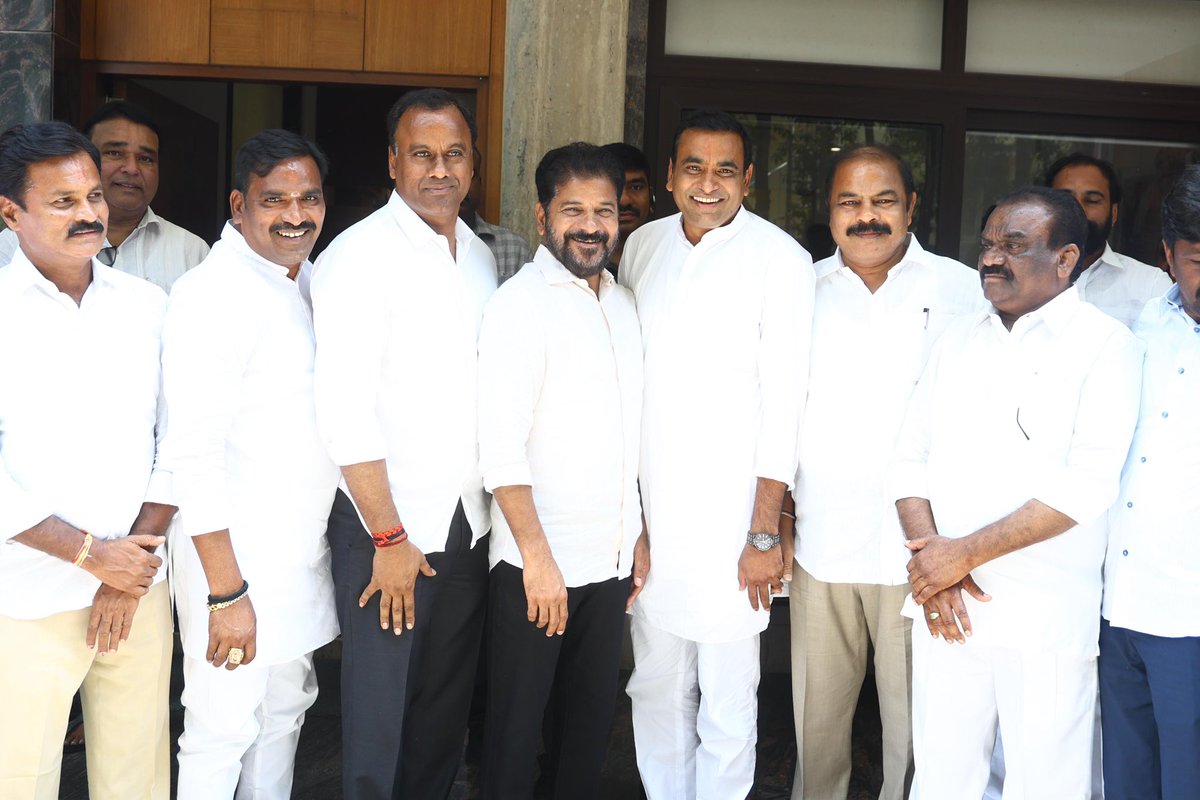 revanth_anumula's tweet photo. వరంగల్, భువనగిరి లోక్ సభ స్థానాల నుండి గెలుపొందిన శ్రీమతి కడియం కావ్య, శ్రీ చామల కిరణ్ కుమారెడ్డి ఈ రోజు మర్యాదపూర్వకంగా కలిశారు. 

వారికి, వారి గెలుపు కోసం పని చేసిన పార్టీ శ్రేణులు, నాయకులకు నా అభినందనలు.

#loksabhaelectionResults2024
@KadiyamKavya @kiran_chamala https://t.co/hX4H5IsFs0
