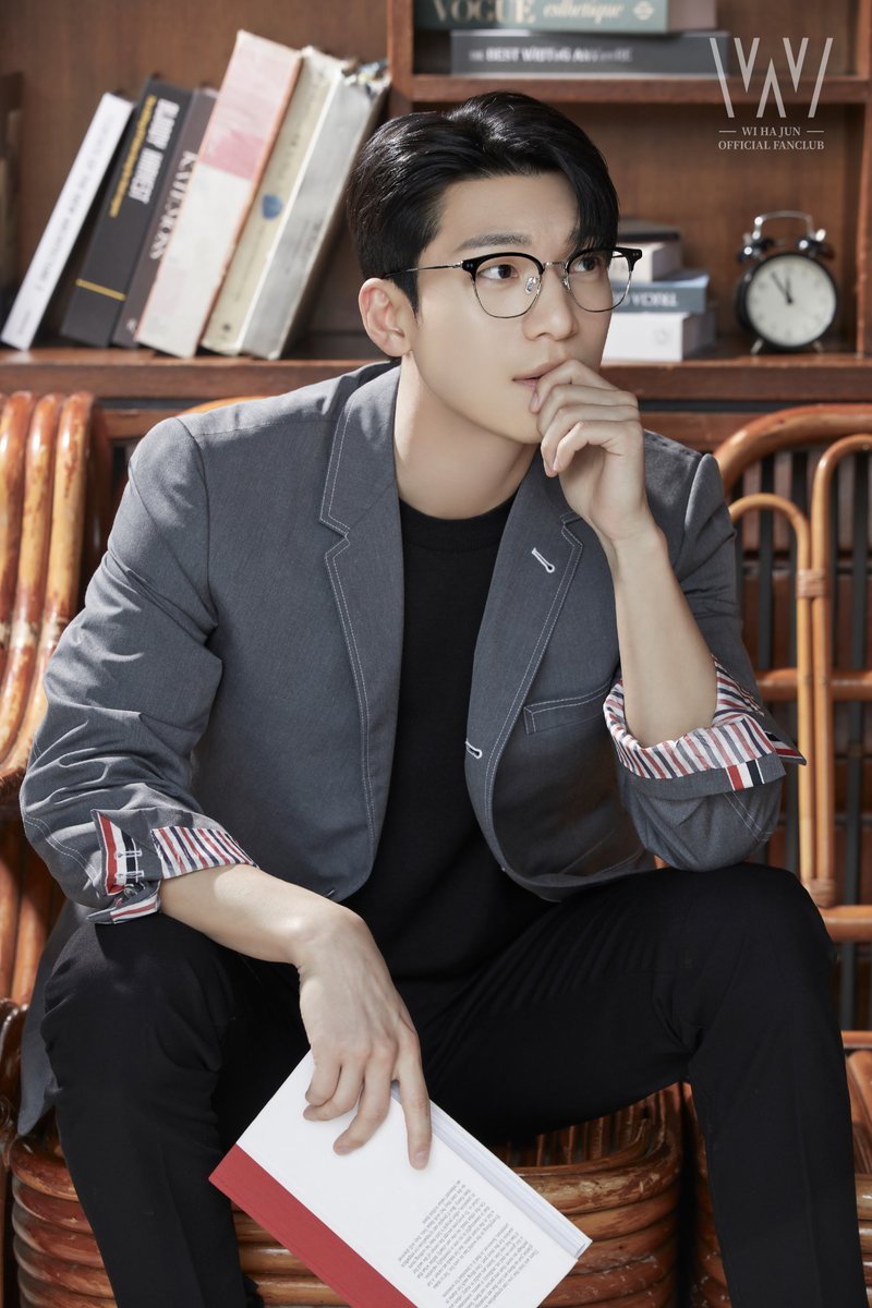 wihajun_wively's tweet photo. [#PHOTO📸]
#월간_위하준
위블리 선정 안경이 잘 어울리는 남자 1위👓💖

#Monthly_WiHaJun
The man that can pull off glasses best in Wively's eyes👓💖

#위하준 #WIHAJUN #위블리 #Wively 
#애플우드 #APPLEWOOD #MSteamEnt #엠에스팀 https://t.co/GiW8PyaKAq