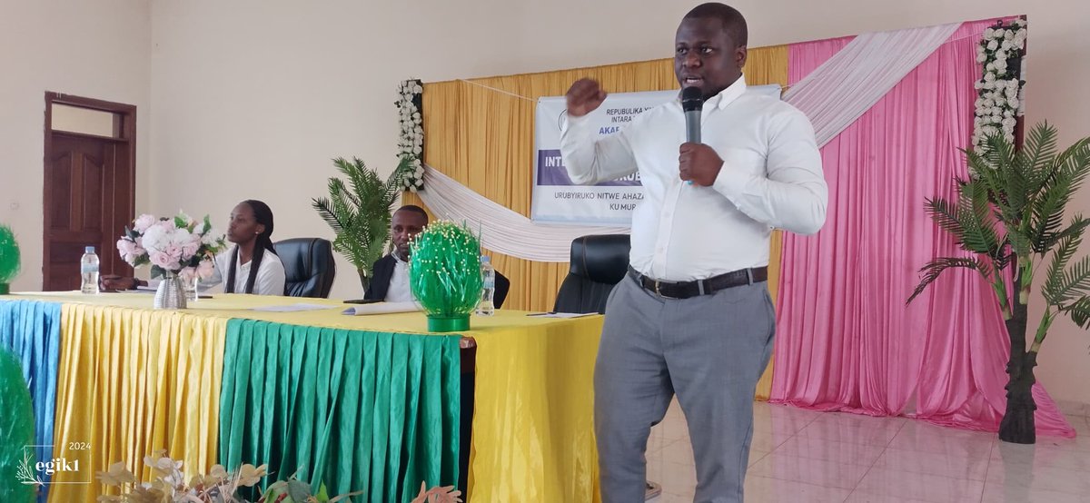 nycnyanza's tweet photo. Muri salle ya MaterDei hari kubera Inteko Rusange y'Inama y'Igihugu y'Urubyiruko ku rwego @NyanzaDistrict. Insanganyamatsiko igira iti; "Urubyiruko nitwe ahazaza h'Igihugu dukomere ku murage wacu."Yafunguwe n'Umuyobozi w'ishami ry'Imiyoborere myiza mu Karere Kayigambire Théophile https://t.co/tJEAK4okcn