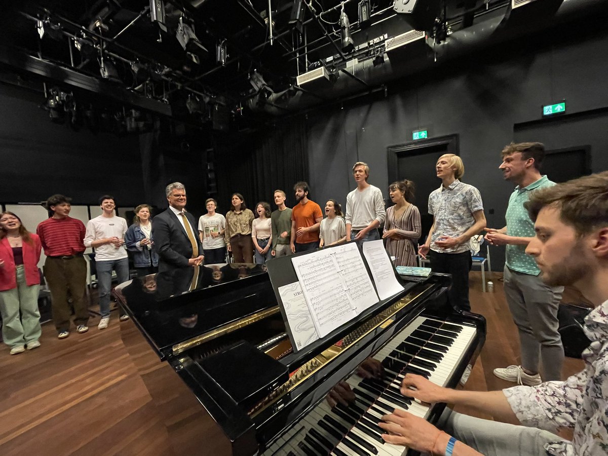 ProvUtrecht's tweet photo. CvdK Hans Oosters dankt de koorleden van Dekoor Close Harmony voor het inspirerende gesprek gisteravond en voor het mogen bijwonen van een repetitie van hun voorstelling ‘In de stroming’. Mooie uitvoering gewenst op 29 juni in TivoliVredenburg! https://t.co/BVTZXEKP5j