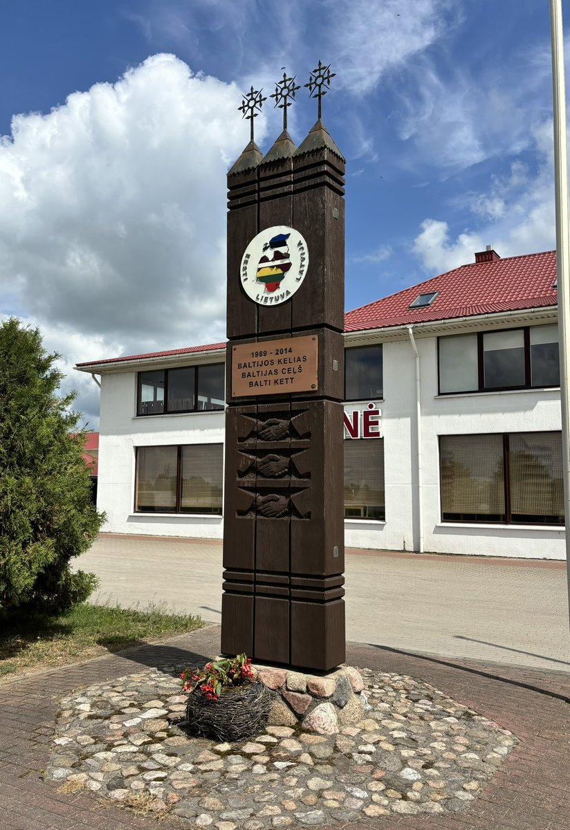 peacewalk2015's tweet photo. I have now crossed from Latvia to Lithuania. Close to the border is a memorial to the Baltic Way of 1989. It was a huge symbol of successful nonviolent resistance and a shining example of how peaceful protest can make a change. https://t.co/AxGt5ahNAx