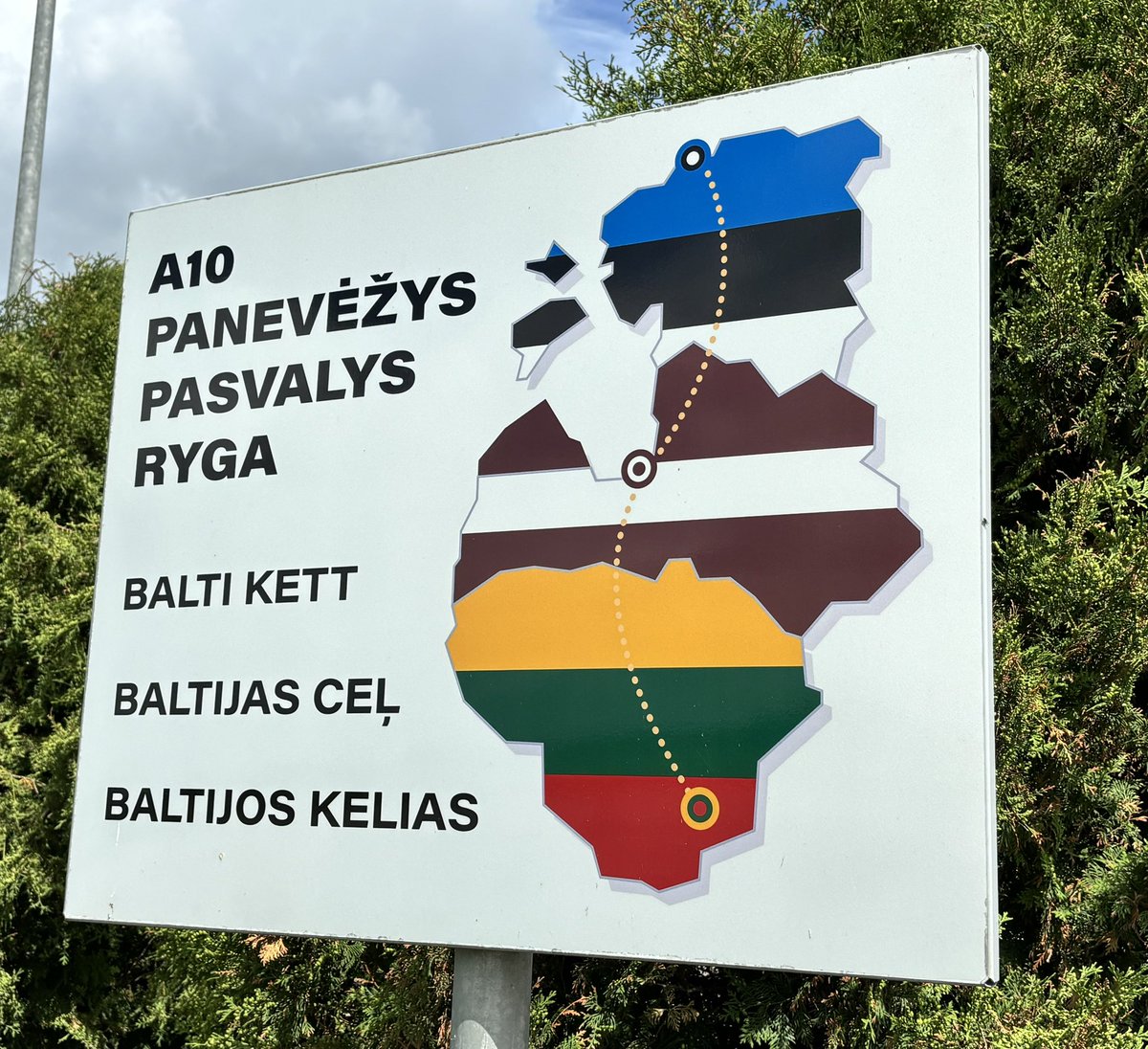 peacewalk2015's tweet photo. I have now crossed from Latvia to Lithuania. Close to the border is a memorial to the Baltic Way of 1989. It was a huge symbol of successful nonviolent resistance and a shining example of how peaceful protest can make a change. https://t.co/AxGt5ahNAx