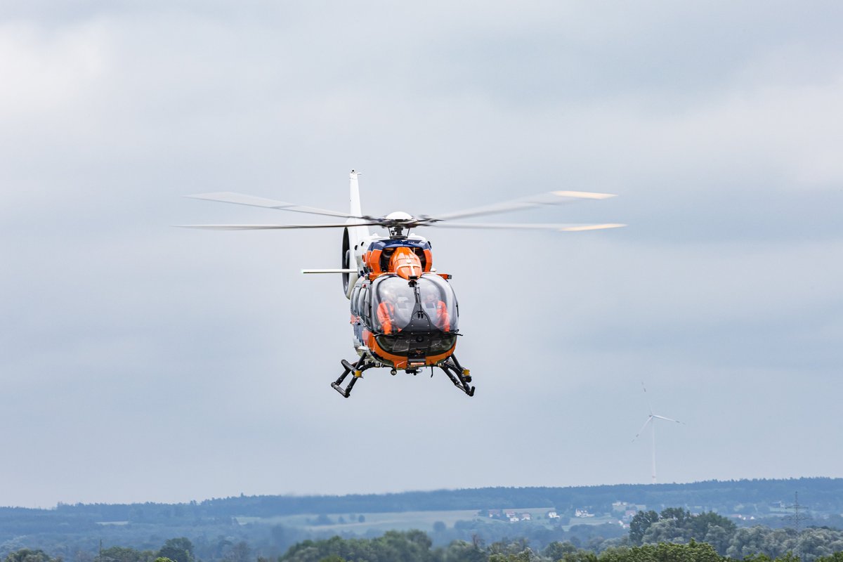At Airbus we love building aircraft using fibre composites ✈️ Why? Because not only are they light and super strong, 💪 they are made from materials that remove atmospheric carbon during production.
#TeamAirbus is currently flight-testing these bio-fibres onboard a <a href="/AirbusHeli/">Airbus Helicopters</a>!