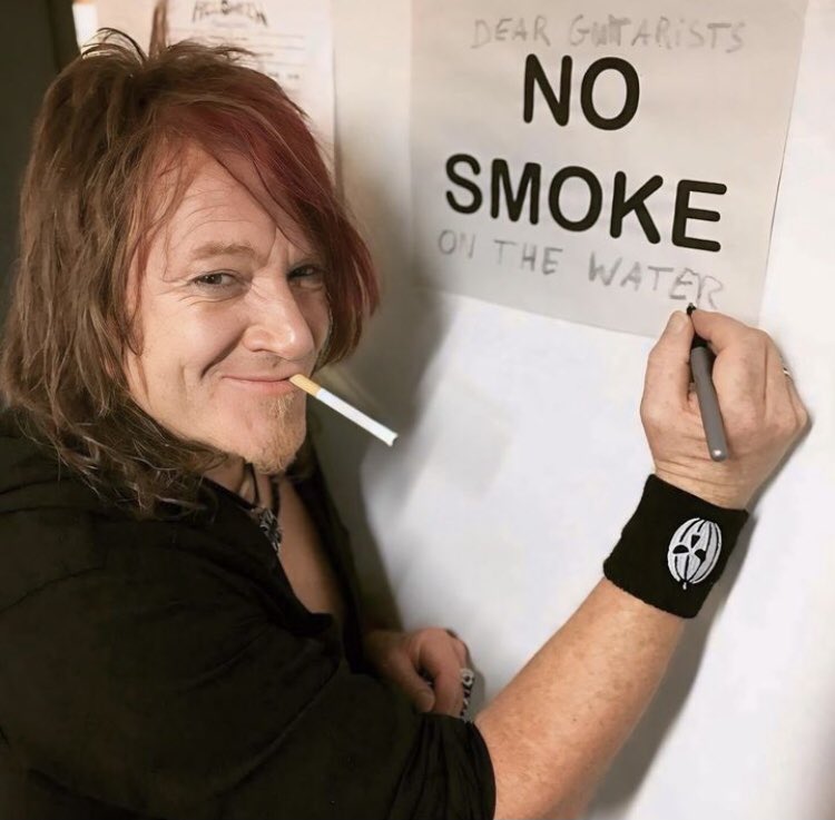 Yuuki_Megadeth's tweet image. 「NO SMOKE」と書いてある場所でタバコ吸ったりその下に「ON THE WATER」と書き足すカイ・ハンセン面白すぎる！😂😂😂