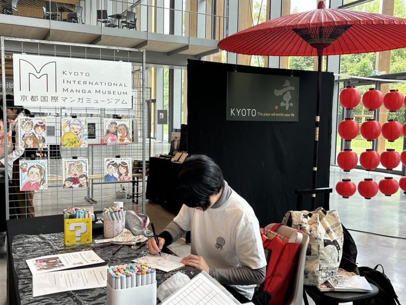 JaponStrasbourg's tweet photo. #JapanAddict 🎌 | Notre consulat était à la Japan Addict @Strasbourg ce week-end. 📸
Le Consul général UCHIDA est allé saluer l’équipe du @kyotomm, qui avait fait spécialement le déplacement depuis le Japon, ainsi qu'un représentant du #JETRO Paris venu découvrir l'événement. 📸 https://t.co/Q9PGrOLa3L