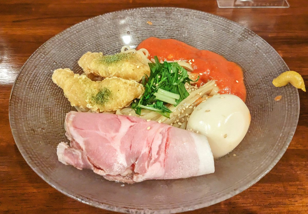 ip84's tweet photo. 1chimen in 立町
冷やし中��　トマトがけ

限定の冷やし中華をいただきました
基本のタレは一般的な冷やし中華に近いもの、ツルツルの加水率高そうな太麺によく合います
トマトソースは酸味と若干辛味（何だろ）があり合わせると一気にイタリアンな雰囲気に
チャーシュー、鶏天も美味しかったです👍 https://t.co/2tsDn7CloD