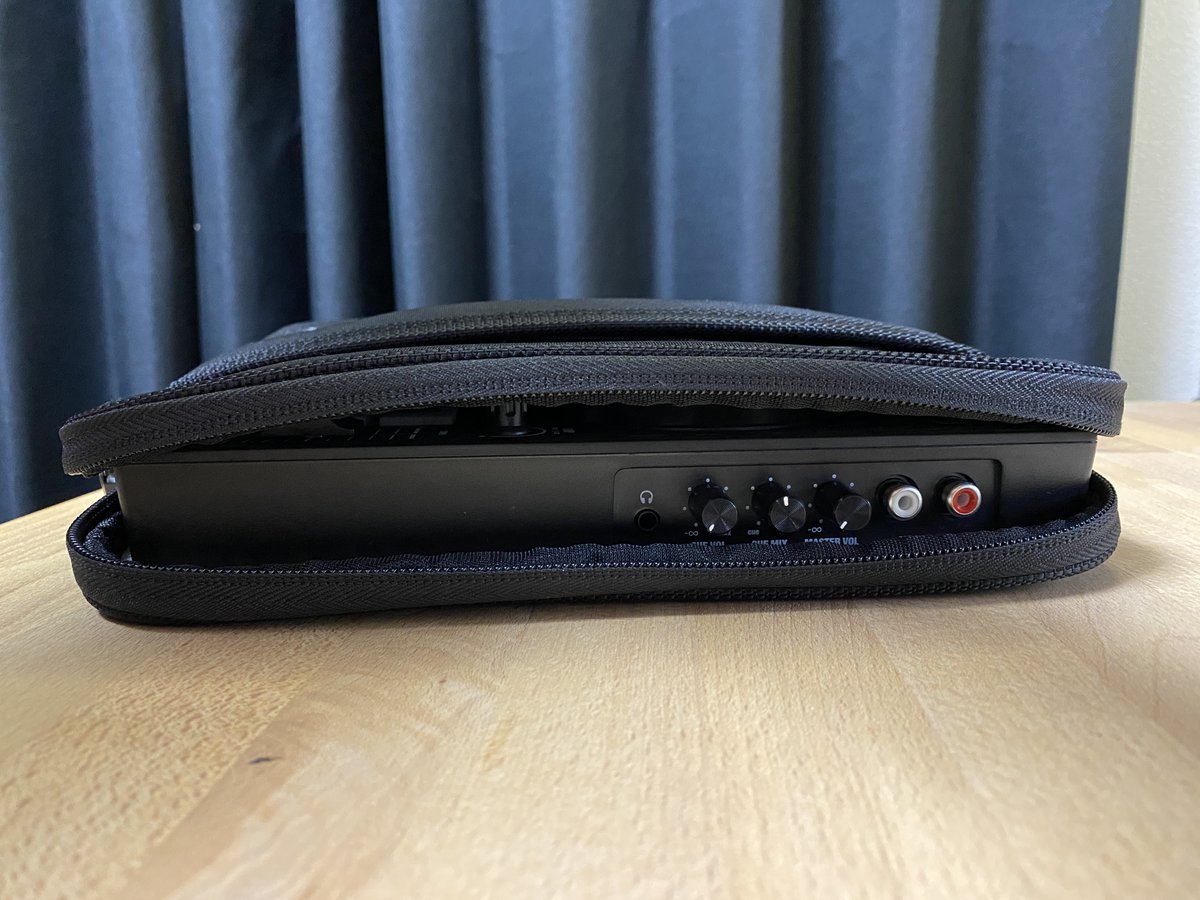 photoslack's tweet photo. RELOOP BUDDYのケースに「ThinkPad 13インチ スリーブケース」が専用設計かと思うほどぴったりでした。
価格も優しく2,200円(税込・送料無料)
https://t.co/mwEBE52tep
#reloop #reloopbuddy #buddy #thinkpad13 https://t.co/8KGIq83sL2