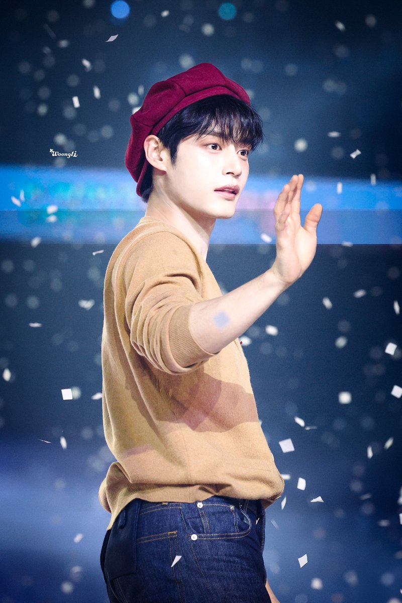 240602 K-WAVE

#김지웅 #KIMJIWOONG #제로베이스원 #ZEROBASEONE #제베원 #ZB1