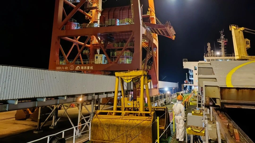 CoscoEurope's tweet image. 🏆 COSCO SHIPPING #Bulk has signed 1 million tons of cargo through blockchain electronic Bill of Lading!
This milestone marks a new stage in the application of the @IQAX_Ltd eBL system based on @gsbn_trade.
#ShippingTechnology #DigitalTransformation #MaritimeMilestone