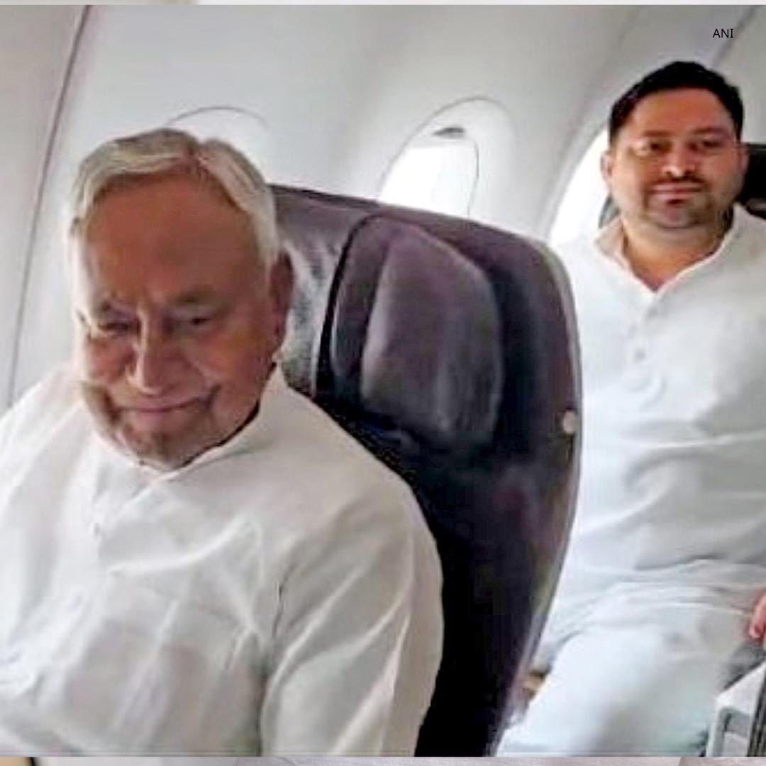 apkaplatform's tweet photo. नीतीश कुमार से फ़्लाइट में क्या बात हुई इस सवाल का जवाब देते हुए तेजस्वी यादव ने कहा, "हम ने एक-दूसरे को नमस्कार कहा. आगे क्या होता है ये देखते रहिए." 

#LokSabhaEelections2024 #NDA_सरकार_है_तैयार #NitishKumar https://t.co/dI4FvDp2Lp