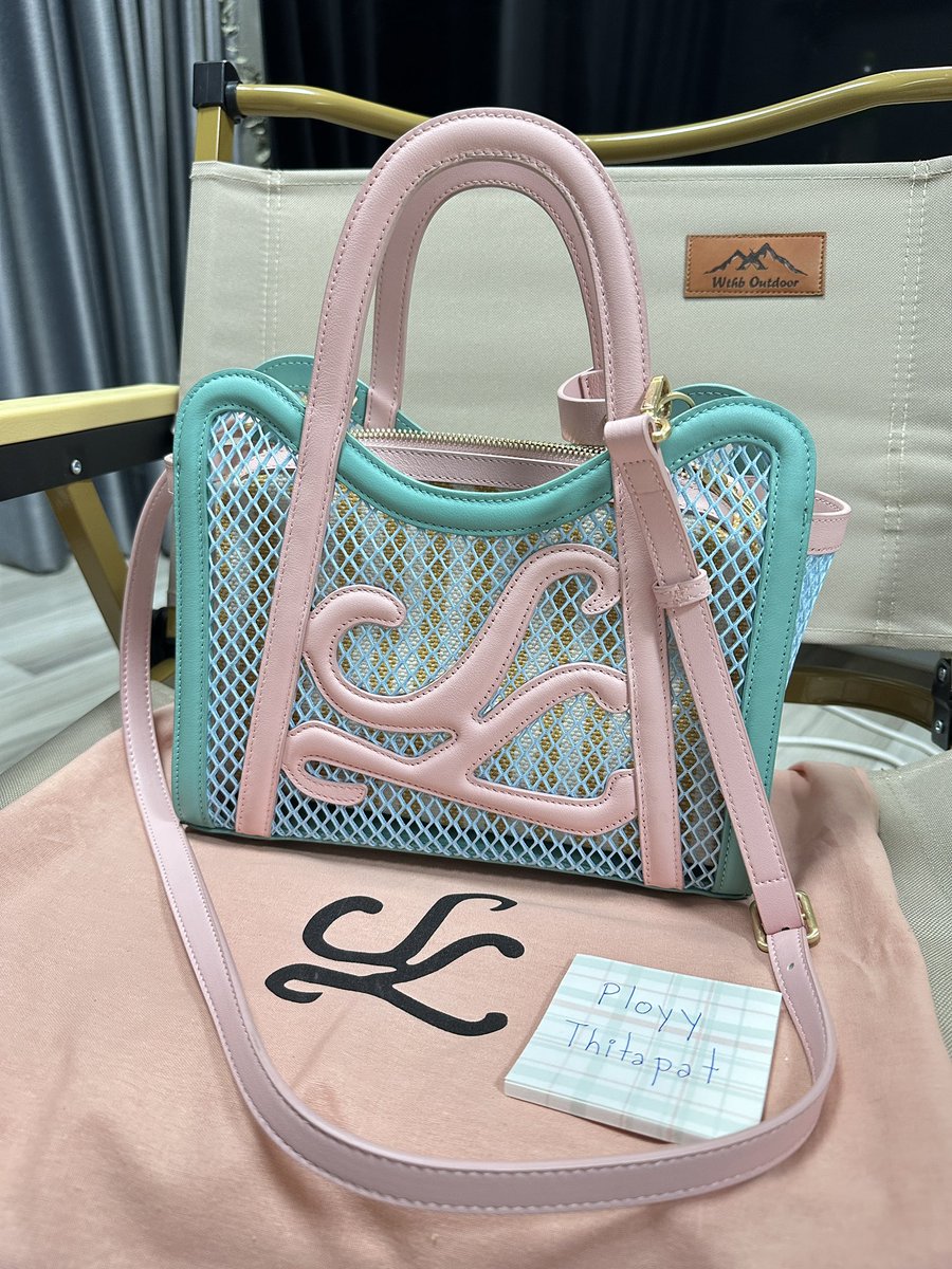 กระเป๋า sugarlessbakeryth
รุ่น the florence สี pink หนังวัวแท้ ถอดใบเล็กได้ 
มีสายยาว ถอดออก ปรับความยาวได้
สภาพ 99% ไม่มีตำหนิ อุปกรณ์ ถุงผ้า 
(แถมพวงกุญแจคุโรมิ)
ซื้อมา 3790 ส่งต่อที่ 2790 รวมส่ง
#ส่งต่อกระเป๋า #sugerlessbakeryth #กระเป๋าsugarlessbakery