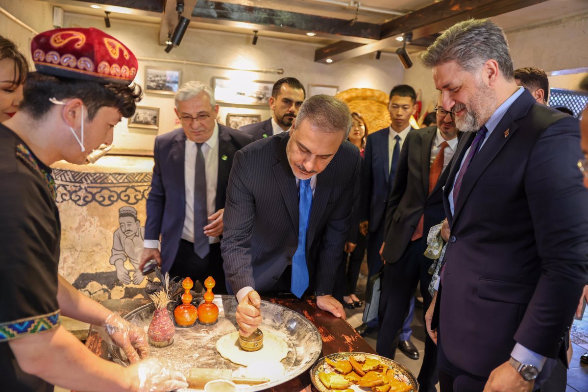 Dışişleri Bakanımız Hakan Fidan Atayurdu Doğu Türkistan’da Urumçi Yanghang Camii’ni ve Uluslararası Büyük Pazar’ı ziyaret etti.