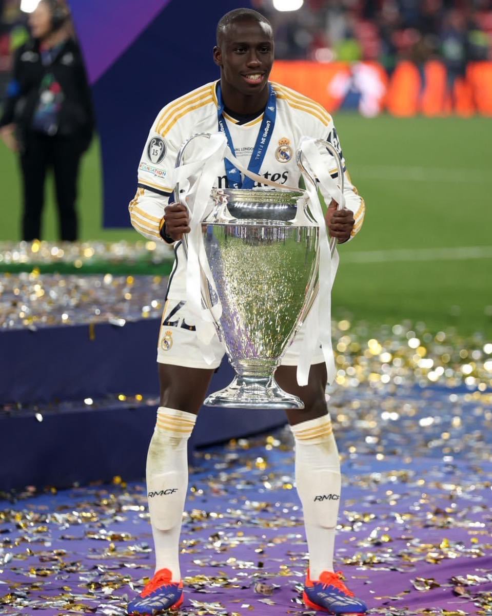 Il a 2 Champions league et 3 Liga

Il n'a jamais perdu au Bernabéu

Il n'a été dribblé qu'une seule fois dans toute la saison. UNE FOIS.

Le seul footballeur à battre Manchester City 2 fois sur son terrain en 7 ans

Mr Ferland Mendy 🇫🇷🫡
