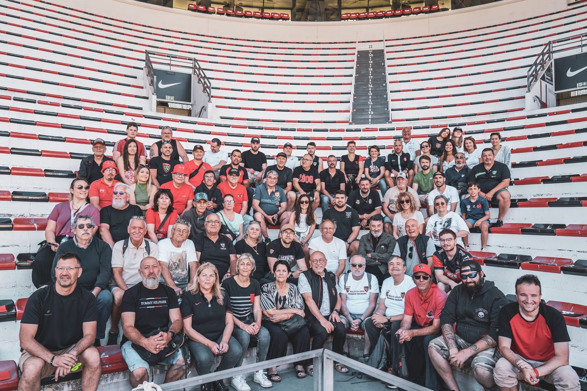 RCTofficiel's tweet photo. MERCI 🫶❤️🖤

Le @RCTofficiel tient à remercier les clubs de supporters, bénévoles et salariés qui sont venus sur leur temps libre samedi dernier au Stade Mayol pour mettre en place le tifo 🙏

Une longue journée de travail pour un résultat incroyable, bravo à tous ! 👏👏