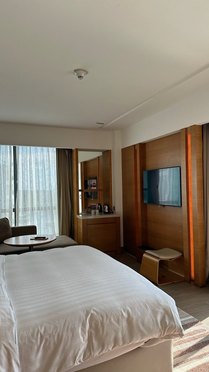 iwanqais's tweet photo. Dah takyah fikir banyak tau. Paling aku rekomen kalau korang fly ke Kota Kinabalu. Stay jelah sini. Aku ambik yang room seaview with balkoni. Pastu dia punya bathtub dia terus hadap laut 😭🛀 https://t.co/yHgen2CPvM