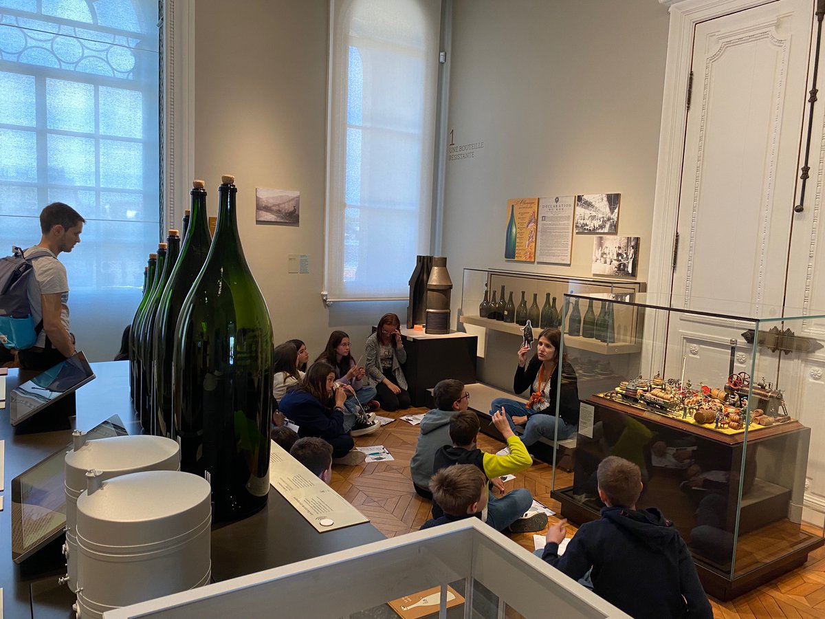 neo_perdir's tweet photo. Fil conducteur du programme de sciences pour les élèves de 6ème du collège Jean Monnet, le projet "Champagne" se termine par la visite du musée du château Perrier d'#Epernay https://t.co/vlfscENbak