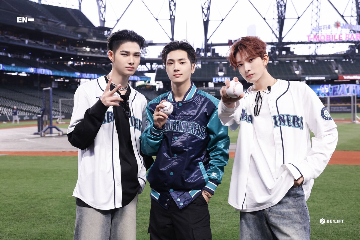 ENHYPEN HEESEUNG &amp; JAY &amp; NI-KI
<Seattle Mariners> Pitch Behind
Photo Sketch 📸
(weverse.io/enhypen/media/…)

#HEESEUNG #희승
#JAY #제이
#NI_KI #니키
#ENHYPEN #엔하이픈
#TridentsUp <a href="/Mariners/">Seattle Mariners</a>