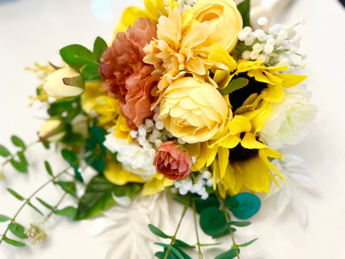AccessoyNail's tweet photo. ブーケの販売です💐

人気のボリューミーなブーケでサマーウェディングの花嫁におすすめ🌻💕

・白ドレスはもちろん色ドレスにも似合います
・ブライダルフォトの前撮りにも最適です
・流行に敏感な花嫁様にオススメです

近年人気急上昇、生花をリアルに再現し生花にはない美しさを表現した造花です。 https://t.co/4PJhxHOdxN