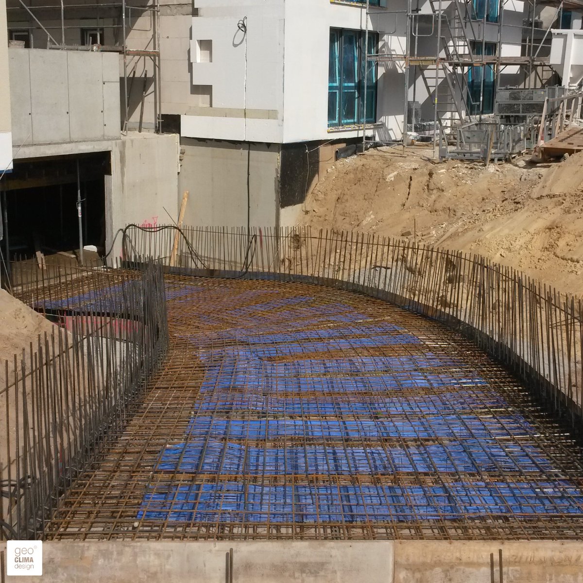geoclimadesign's tweet photo. Unser Projekt des Monats, ein #Mehrfamilienhaus in #Fürstenwalde, besitzt eine #Klimadecke kombiniert mit Sole-Wasser-Wärmepumpe, #Erdsonde und #Spitzenlastgaskessel.
Auch die Zufahrt erhielt einen #Flächenkollektor von 120 m², der im Winter für eine eisfreie Rampe sorgt. https://t.co/oEeqlIE6HF