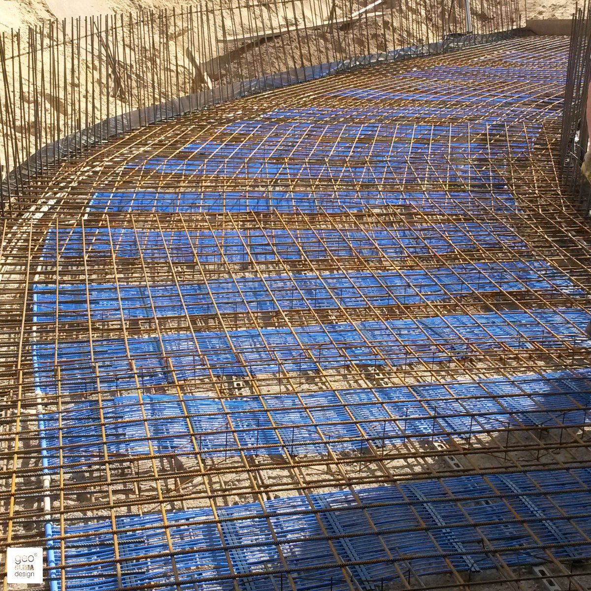 geoclimadesign's tweet photo. Unser Projekt des Monats, ein #Mehrfamilienhaus in #Fürstenwalde, besitzt eine #Klimadecke kombiniert mit Sole-Wasser-Wärmepumpe, #Erdsonde und #Spitzenlastgaskessel.
Auch die Zufahrt erhielt einen #Flächenkollektor von 120 m², der im Winter für eine eisfreie Rampe sorgt. https://t.co/oEeqlIE6HF