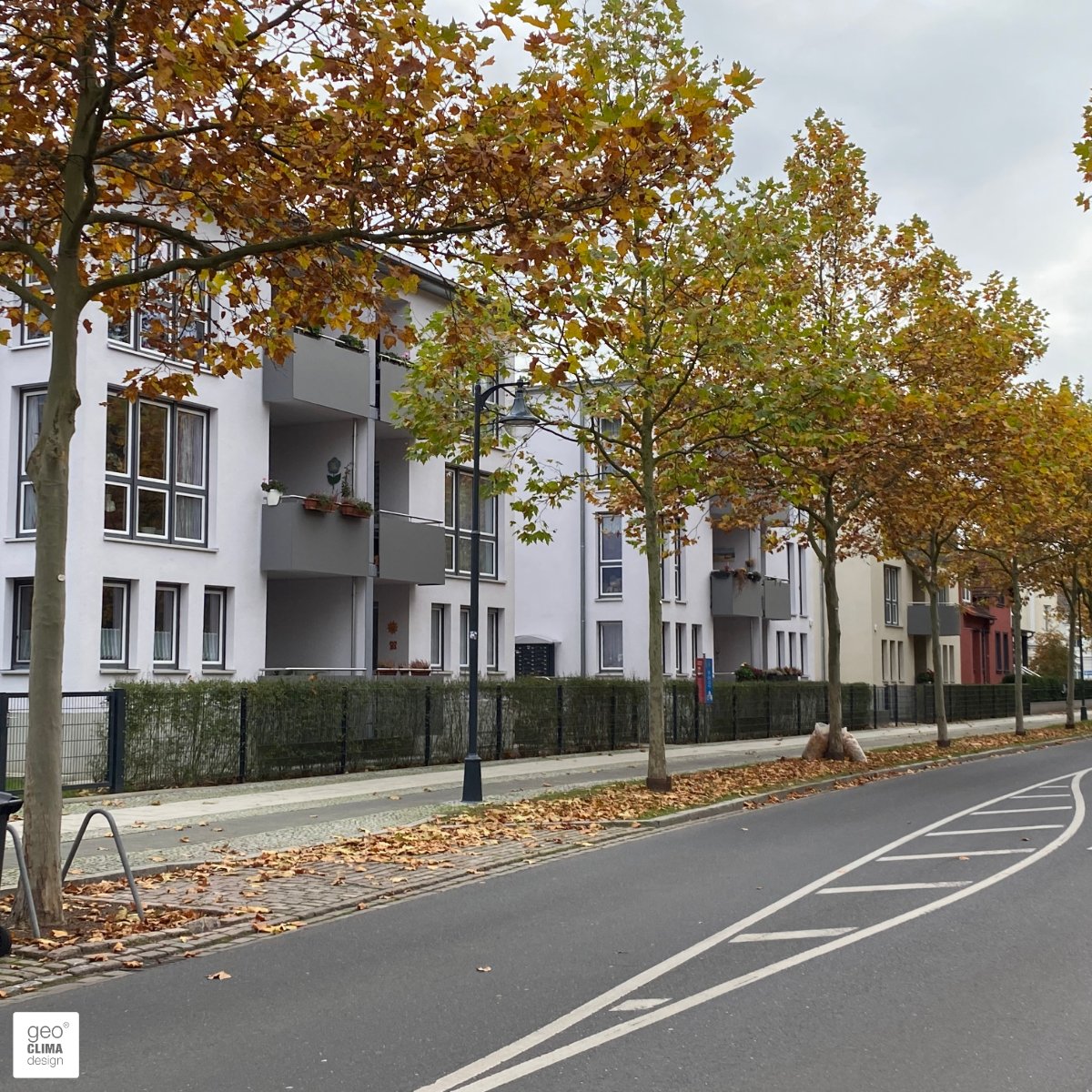 Unser Projekt des Monats, ein #Mehrfamilienhaus in #Fürstenwalde, besitzt eine #Klimadecke kombiniert mit Sole-Wasser-Wärmepumpe, #Erdsonde und #Spitzenlastgaskessel.
Auch die Zufahrt erhielt einen #Flächenkollektor von 120 m², der im Winter für eine eisfreie Rampe sorgt.