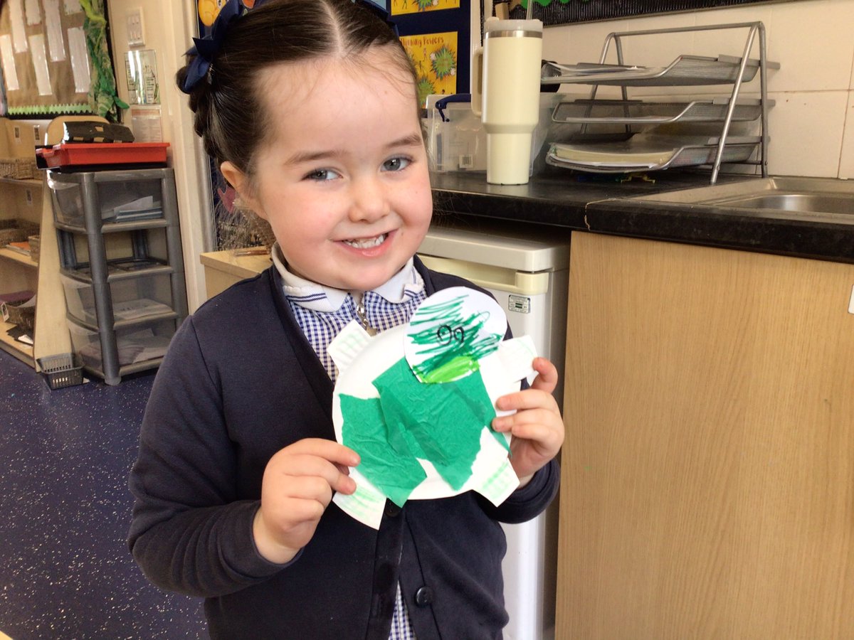 ReceptionGV's tweet photo. We have been busy in the creative area this morning making our own sea creatures. 🐢🪼 #POWERScurriculum #ELIinaction https://t.co/pj6kLAdkKe