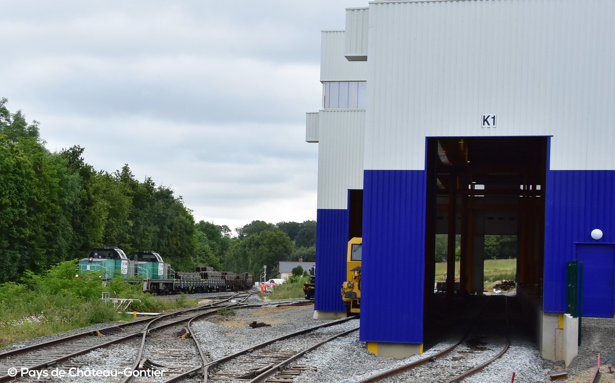 chateau_gontier's tweet photo. Après 9 mois de travaux rondement menés, la ligne de #FretFerroviaire🚇entre #SableSurSarthe et #ChateauGontier sur Mayenne reprend du service. Circulation du 1er train de marchandises pour l'entreprise Maisonneuve 
➡️20 wagons de poutrelles = 40 camions évités sur les routes 🍃 https://t.co/EGSMTK7zNh