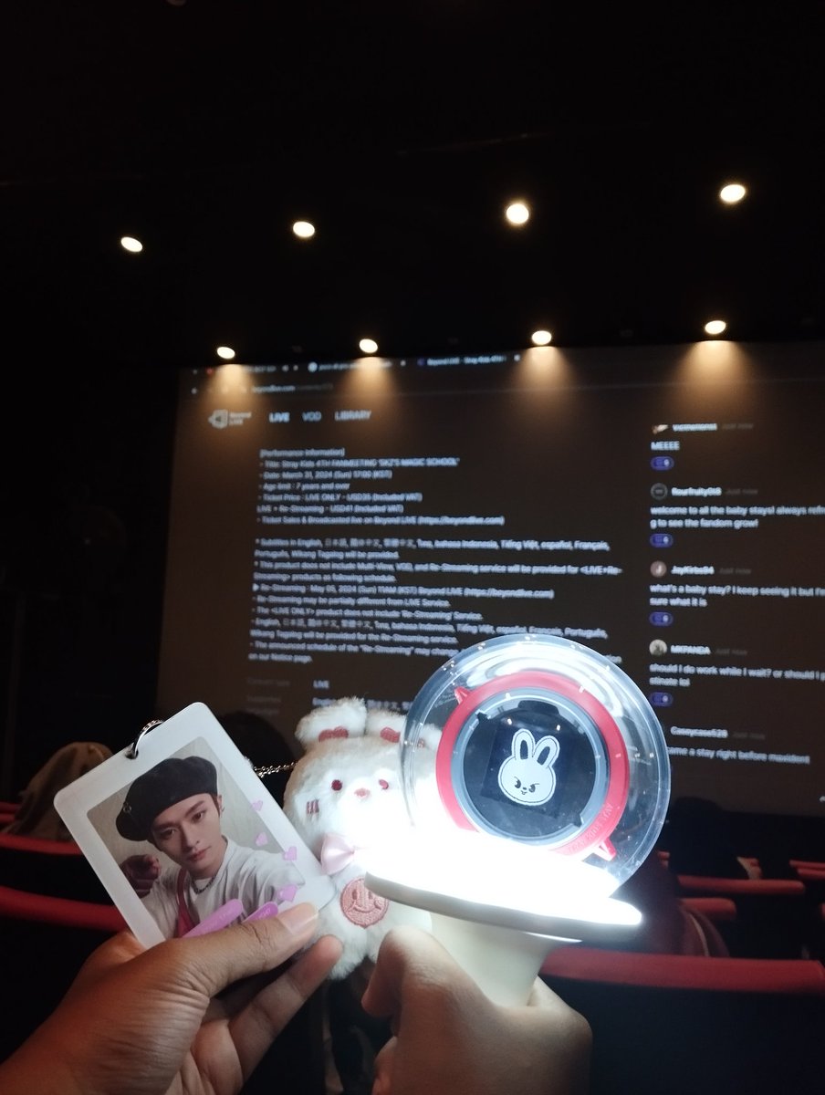 Wts ls straykids 
Harganya offer aja soalnya aku Tanya temenku beda beda ngasih taunya
Baru dipake sekali, goodcondi
Bonus merch official tergantung yang Masih ada