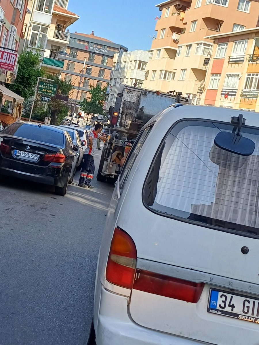 T_Ervural's tweet photo. @MaltepeBelTr @ozibbbeyazmasa @ekrem_imamoglu @istanbulbld 

Sabah saat 08.45 09.00 arasi maltepe cemalbey caddesi çöp kamyonu çöp topluyor ve 20 dk yolu tıkadı, insanların sabah işe gidecekleri, çocukların okula gidecekleri saate bu yapılacak iş mi ? https://t.co/USsU02WQeI