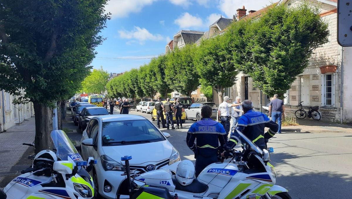 GossipRoomOff's tweet photo. 🚨 Un grave accident de la circulation a eu lieu à La Rochelle, ce matin. Une automobiliste âgée de 83 ans a perdu le contrôle de son véhicule et a fauché un groupe de 12 enfants âgés de 7 à 11 ans.

6 enfants ont été heurtés par cette voiture lors d'une sortie périscolaire : 1 enfant très grièvement blessé a été transporté en hélicoptère, 2 sont en urgence absolue, 3 en urgence relative. 

La conductrice du véhicule a été hospitalisée en état de choc et devrait débuter sa garde à vue à l’hôpital. 🏥 (via BFMTV)

Pensées évidentes aux parents de ces enfants.