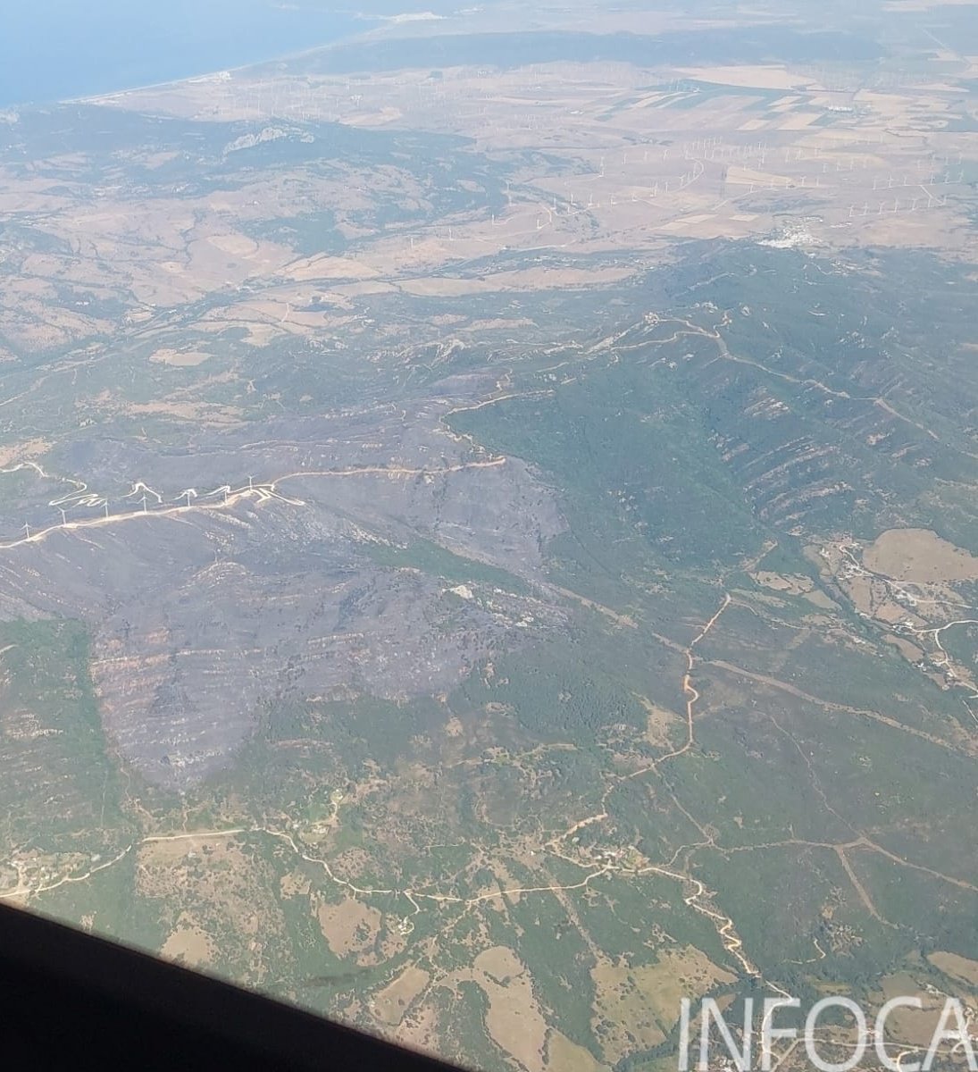 #IFTarifa, ACTIVO.

Actualizamos medios:
👨‍🚒 80 efectivos terrestres 
🚑 1 Unidad Médica, 1 de Transmisiones y 1 de Análisis 
🚒 4 autobombas 
✈️ 1 avión de coordinación ACO y 2 anfibios 
🚁 9 helicópteros (1 pesado)

Imagen aérea de la zona incendiada.