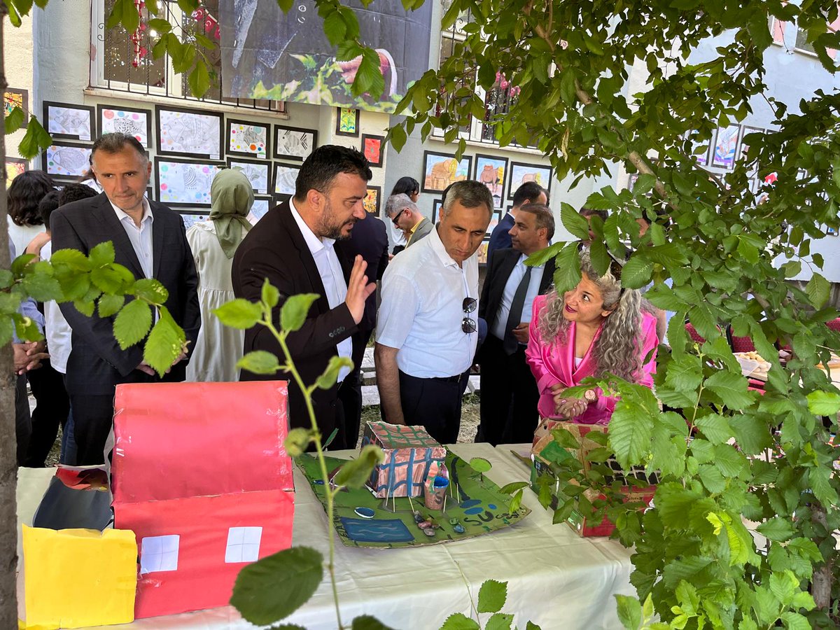 mahir_bar's tweet photo. Sungu Mimar Sinan Ortaokulunun düzenlediği Teknoloji Tasarım ve Resim Sergisinin açılışına katıldık.
Okul Müdürümüz Erkan Güngör'ün şahsında emek veren öğretmen ve öğrencilerimizi tebrik ediyorum.
Başarılarının devamını diliyorum.
@_aliyalcin_ https://t.co/grgl0DazUx