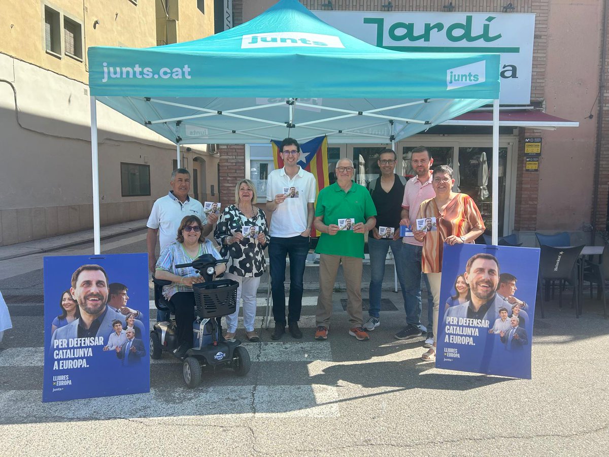 JuntsVLleida's tweet image. 📍 Paradeta a #Ponts de @JuntsEU  per compartir informació i animar tots els veïns i veïnes a votar aquest pròxim diumenge en defensa dels interessos de #Catalunya a #Europa.

#9J #DefensarCatalunya #EleccionsEuropees