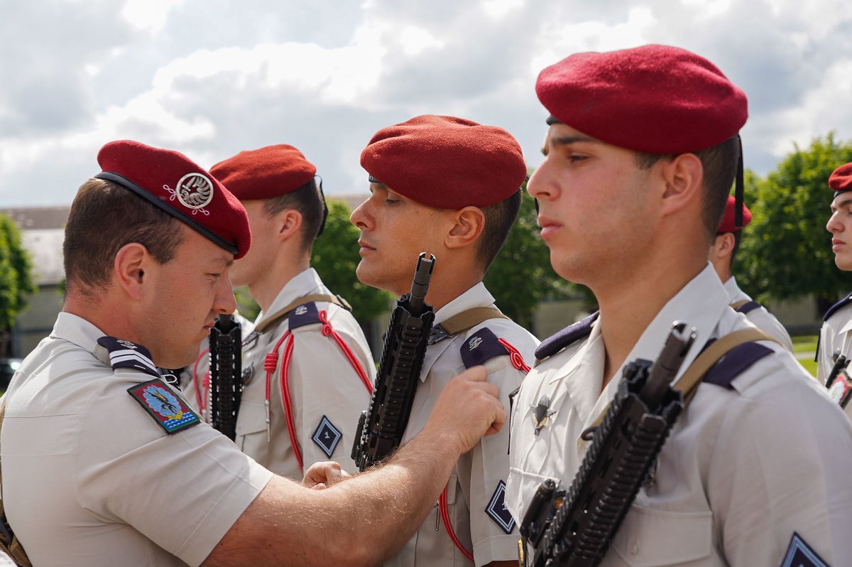 1erRHP's tweet photo. #FiersDeNosHussardsParas
Les nouveaux #hussardsparachutistes de la FGI du LTN Thomas ont été présentés à l’étendard du régiment.
Sous les yeux de leurs proches, ils ont aussi reçu la fourragère du 1er RHP qui symbolise leur entrée dans la famille #Bercheny.
Félicitations ! https://t.co/bginOvGkiU