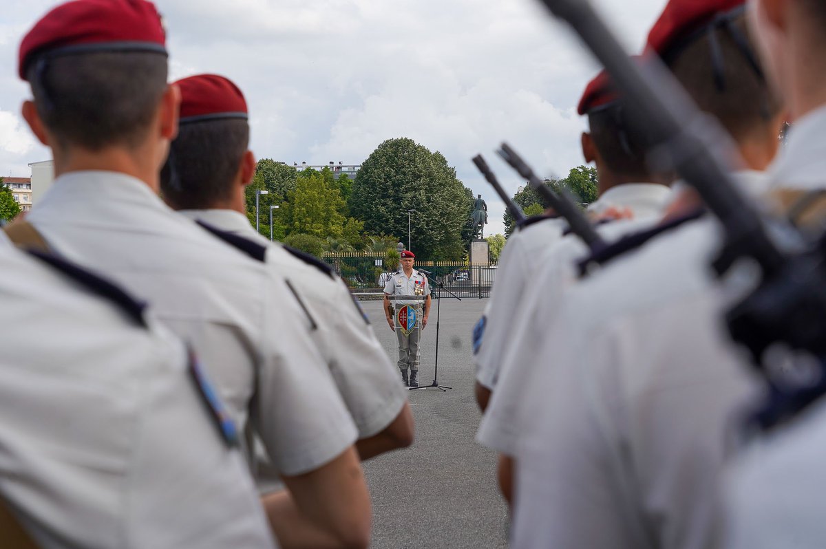 1erRHP's tweet photo. #FiersDeNosHussardsParas
Les nouveaux #hussardsparachutistes de la FGI du LTN Thomas ont été présentés à l’étendard du régiment.
Sous les yeux de leurs proches, ils ont aussi reçu la fourragère du 1er RHP qui symbolise leur entrée dans la famille #Bercheny.
Félicitations ! https://t.co/bginOvGkiU