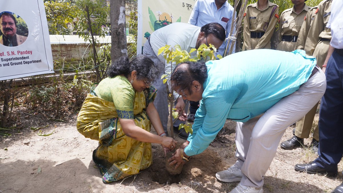 dswlkouniv's tweet photo. #WorldEnvironmentDay‌ Hon'ble Vice Chancellor @profalokkumar planted and distributed tree in the Tagore Lawn @lkouniv https://t.co/MaFOXJnhqz