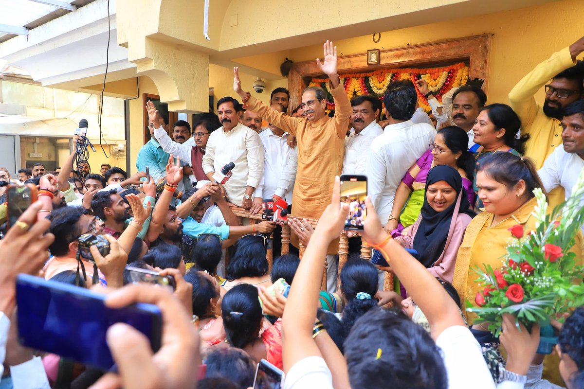ShivSena - शिवसेना Uddhav Balasaheb Thackeray (@shivsenaubt_) on Twitter photo महाराष्ट्रातील सामान्य जनतेचा विश्वास जिंकत महाविकास आघाडीने ४८ पैकी ३० जागांवर दणदणीत विजय मिळवला. आज मातोश्री निवासस्थानी पक्षप्रमुख मा. श्री. उद्धवसाहेब ठाकरे ह्यांनी शिवसेना (उद्धव बाळासाहेब ठाकरे) पक्षाचे नवनिर्वाचित खासदार <a href="/RajabhauW/">Rajabhau Waje</a> (नाशिक), खासदार <a href="/OmRajenimbalkr/">Omprakash Rajenimbalkar</a> महाराष्ट्रातील सामान्य जनतेचा विश्वास जिंकत महाविकास आघाडीने ४८ पैकी ३० जागांवर दणदणीत विजय मिळवला. आज मातोश्री निवासस्थानी पक्षप्रमुख मा. श्री. उद्धवसाहेब ठाकरे ह्यांनी शिवसेना (उद्धव बाळासाहेब ठाकरे) पक्षाचे नवनिर्वाचित खासदार <a href="/RajabhauW/">Rajabhau Waje</a> (नाशिक), खासदार <a href="/OmRajenimbalkr/">Omprakash Rajenimbalkar</a>