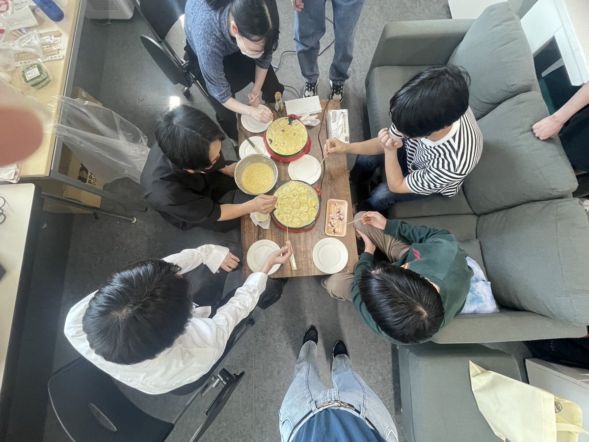 SWDesign_sic's tweet photo. 本日は、研究室のレクリエーションとしてたこ焼きパーティーを開催しました！🐙🥳
中間発表が迫ってきておりメンバーの活気が薄れ始める時期ですが、じっくりたこ焼きを作る中で会話が弾んでいきました。交流が深まり明るい雰囲気に戻ったように感じます…！ https://t.co/M7zYrd1up4