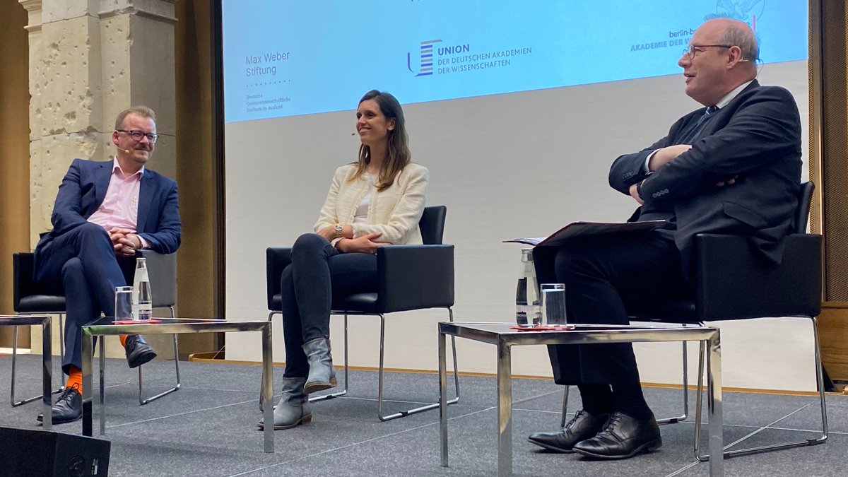 Akademienunion (@akademienunion) on Twitter photo Gestern bei <a href="/GiDialog/">GiD</a> „Zukunft gestern und heute" in der @bbaw: spannende Einblicke in unsere Zukünfte, #Ökonomie meets #Geschichte, #Astrologie vs. #Prognosen. Vielen Dank an <a href="/CharlyBartels/">Charlotte Bartels</a>, <a href="/KOschema/">Klaus Oschema</a> & <a href="/markschies/">Christoph Markschies @markschies.bsky.social</a> für den anregenden Diskurs & intensiven Austausch. Gestern bei <a href="/GiDialog/">GiD</a> „Zukunft gestern und heute" in der @bbaw: spannende Einblicke in unsere Zukünfte, #Ökonomie meets #Geschichte, #Astrologie vs. #Prognosen. Vielen Dank an <a href="/CharlyBartels/">Charlotte Bartels</a>, <a href="/KOschema/">Klaus Oschema</a> & <a href="/markschies/">Christoph Markschies @markschies.bsky.social</a> für den anregenden Diskurs & intensiven Austausch.