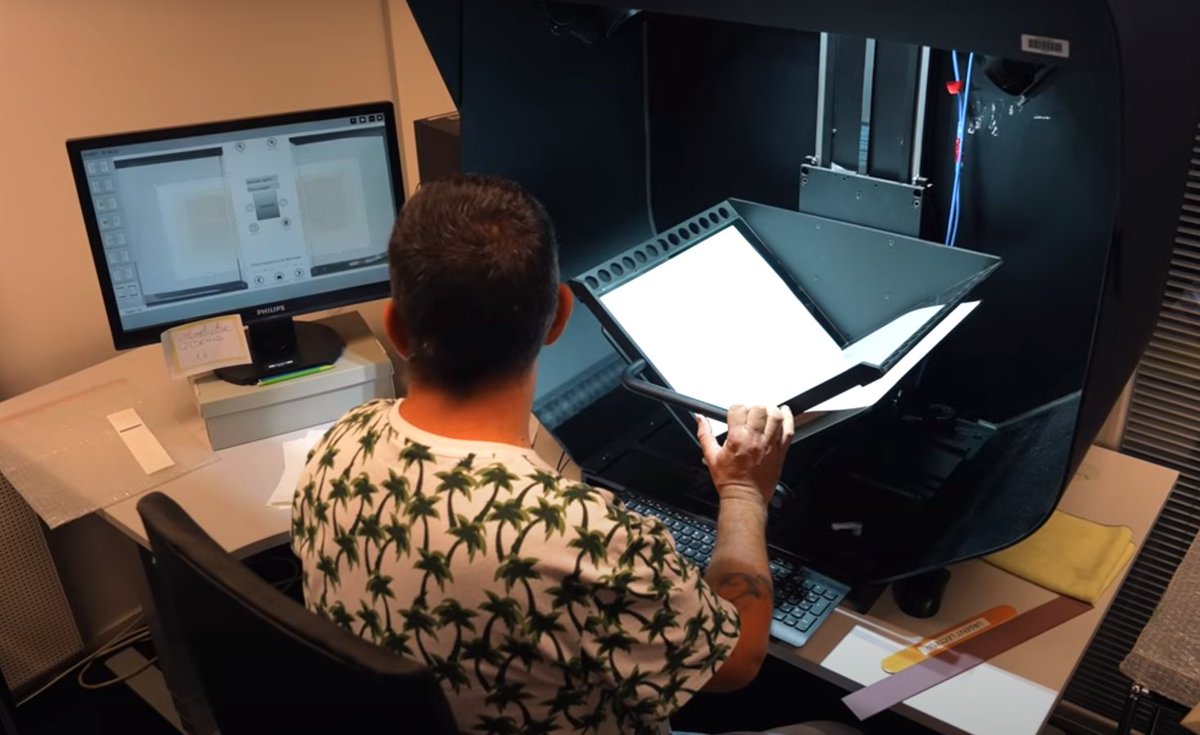 laBnF's tweet photo. 📚Pourquoi et comment conserve-t-on les livres ?

Pour son documentaire « A vif », @Jeannotselivre est venue sur le site François-Mitterrand découvrir les métiers de la chaîne du livre @laBnF. La première partie est disponible sur YouTube : https://t.co/y1mgMTsGhB https://t.co/YBjuqnb3Jv